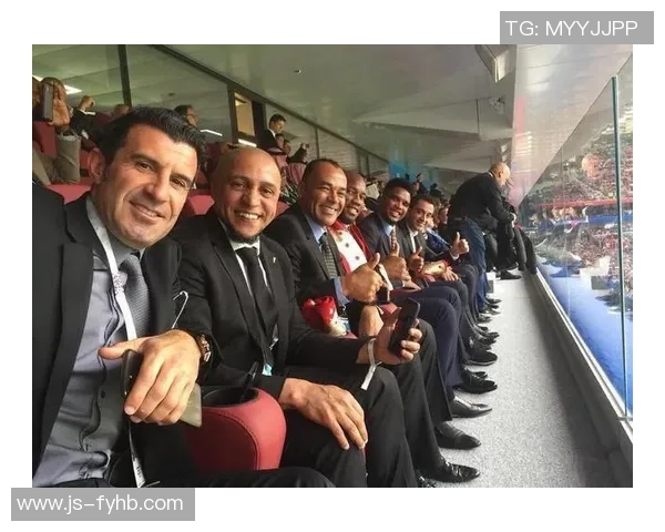 世界足坛巨星同框合影 共襄盛举展现足球荣耀与传奇风采